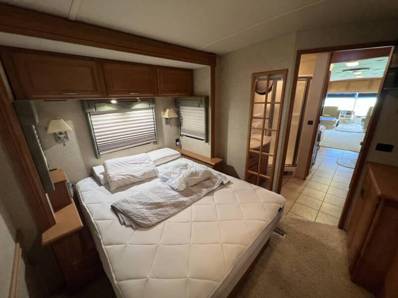 2007 Winnebago Adventurer