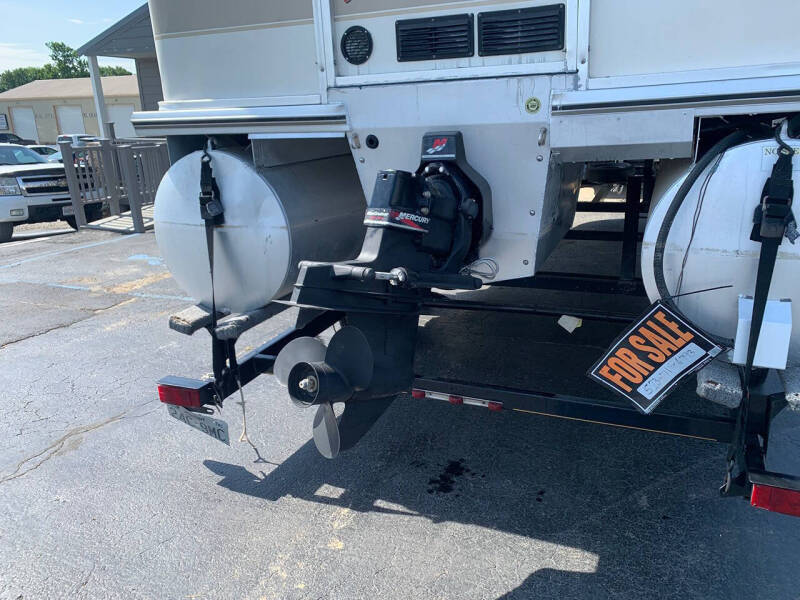 2000 Sun Tracker Party Barge 22 DLX