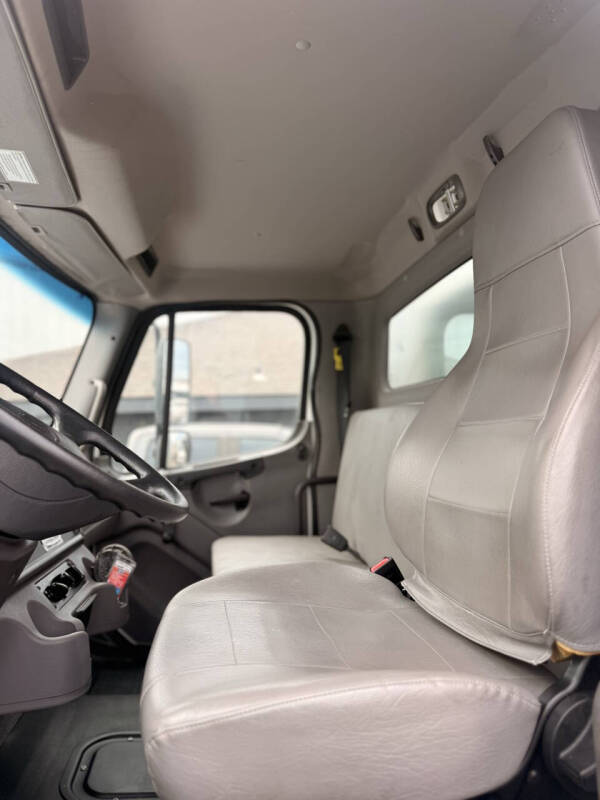 2022 Freightliner M2 106