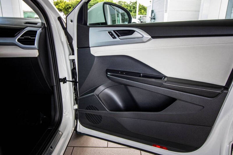 2025 Volkswagen Taos SE