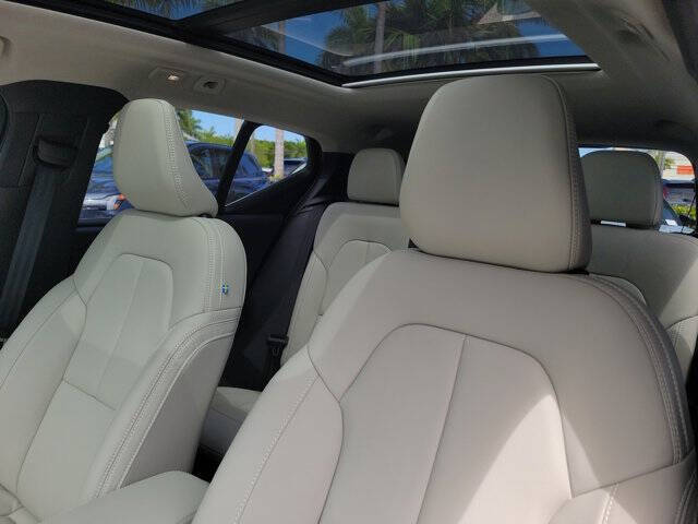 2025 Volvo XC40 B5 Plus Bright Theme
