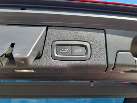 2022 Volvo XC60 B5 R-Design