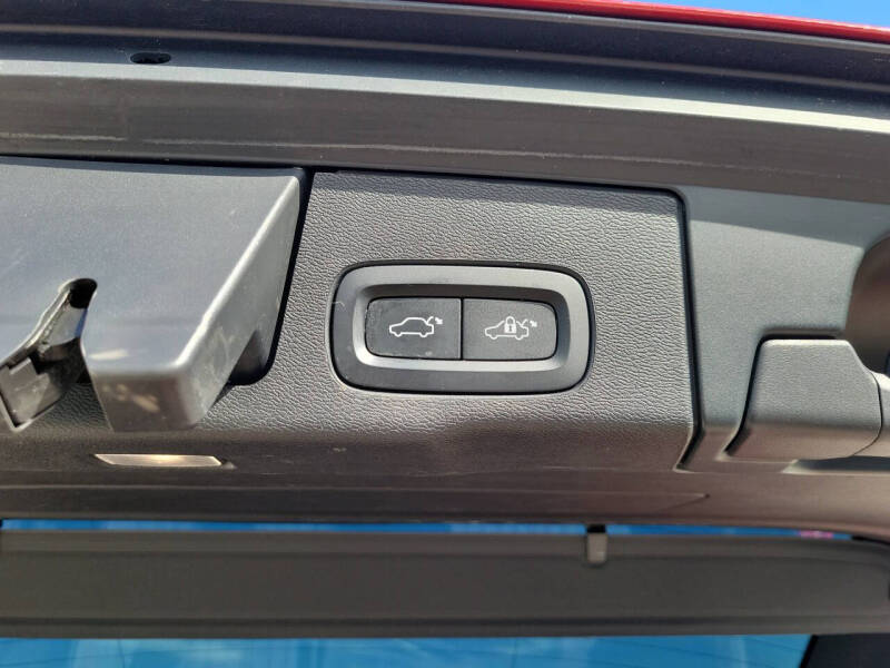 2022 Volvo XC60 B5 R-Design