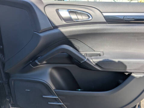 2017 Porsche Cayenne Platinum Edition