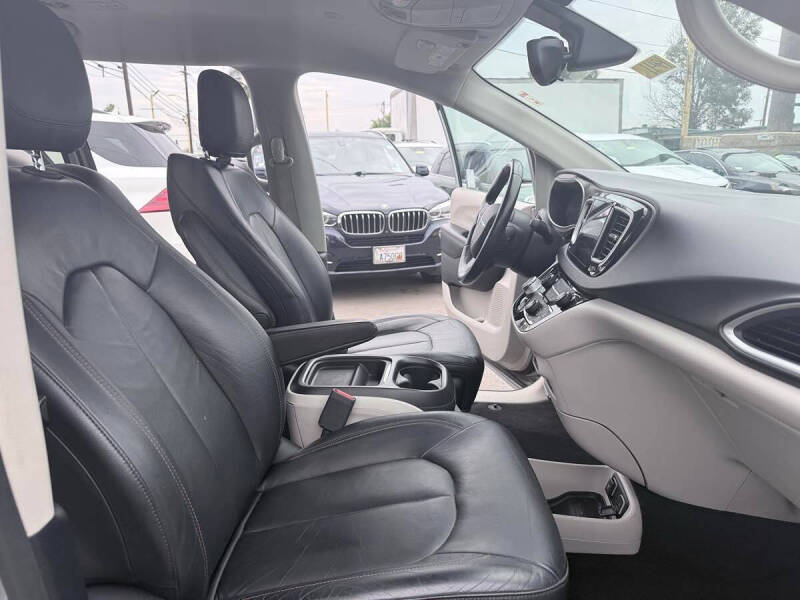 2017 Chrysler Pacifica Touring-L