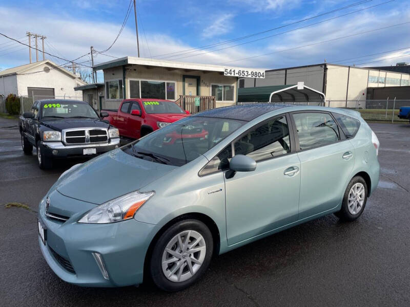 2014 Toyota Prius v Five's photo