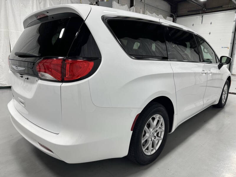 2023 Chrysler Voyager LX