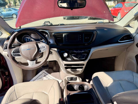 2017 Chrysler Pacifica Touring-L