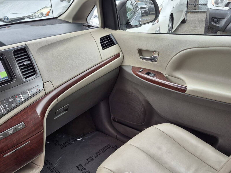 2014 Toyota Sienna XLE 8-Passenger