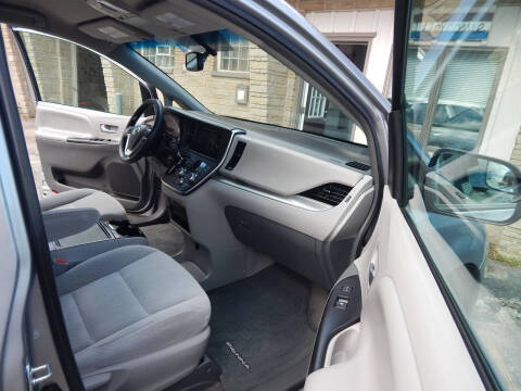 2017 Toyota Sienna LE 8-Passenger
