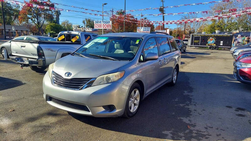 2011 Toyota Sienna LE's photo