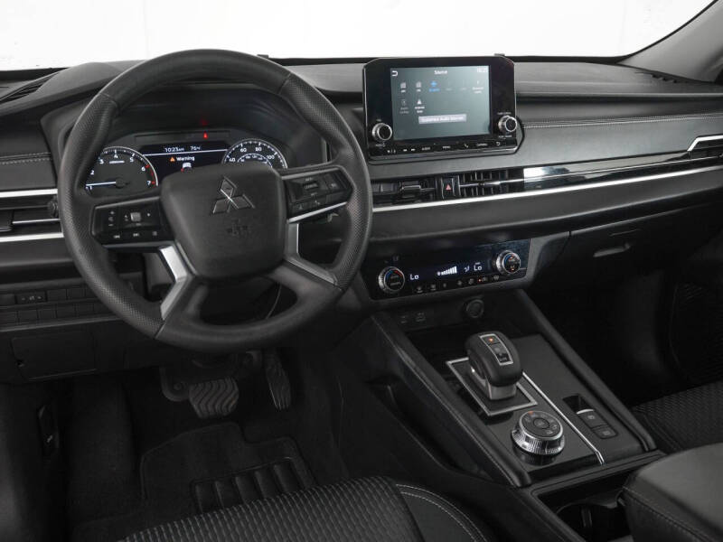 2022 Mitsubishi Outlander ES