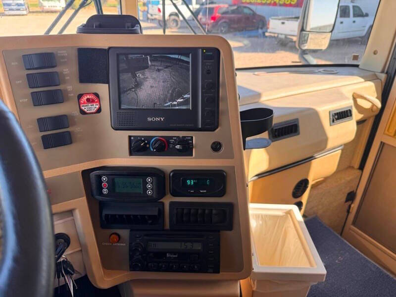 2004 Freightliner XC Chassis