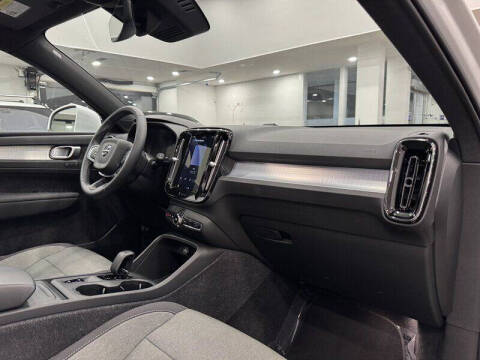 2025 Volvo XC40 B5 Core Bright Theme