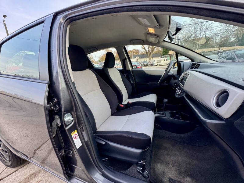 2013 Toyota Yaris 5-Door LE