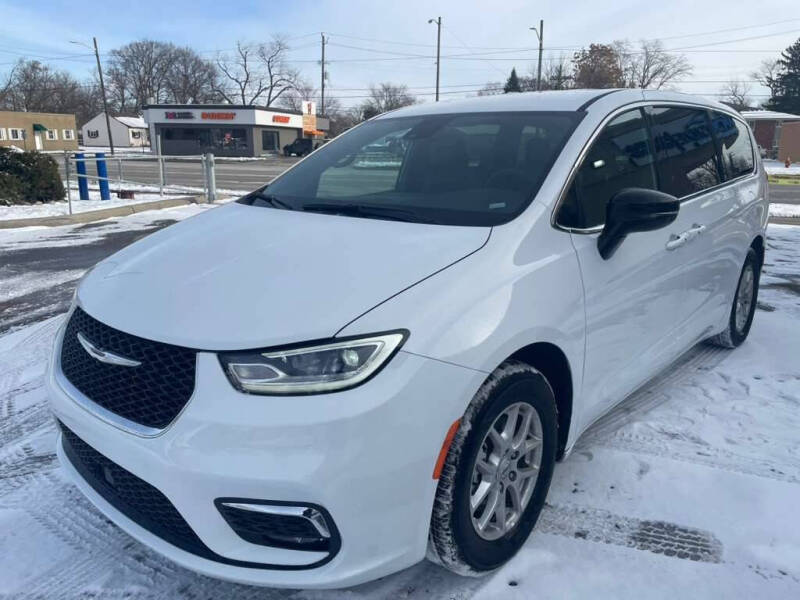 2025 Chrysler Pacifica Select's photo