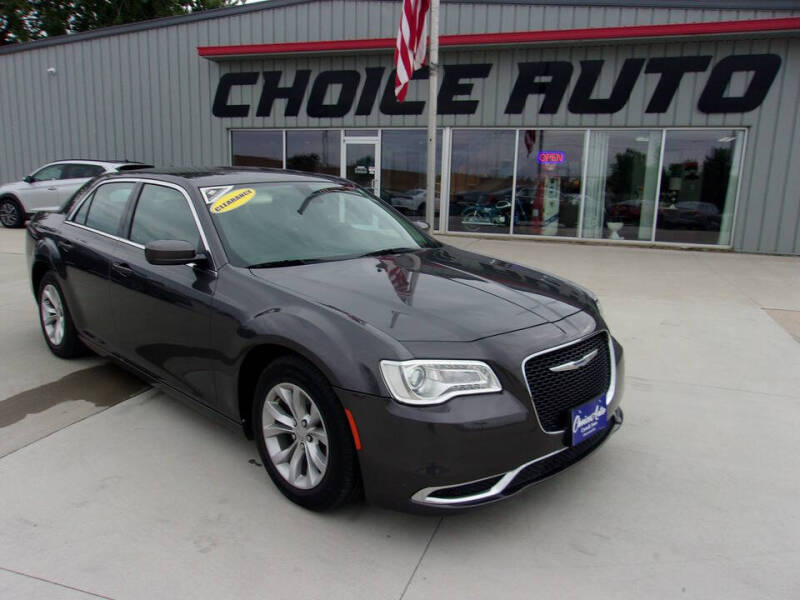 2019 Chrysler 300 Touring's photo