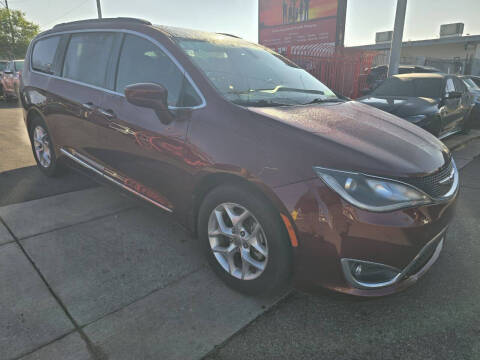 2017 Chrysler Pacifica Touring-L