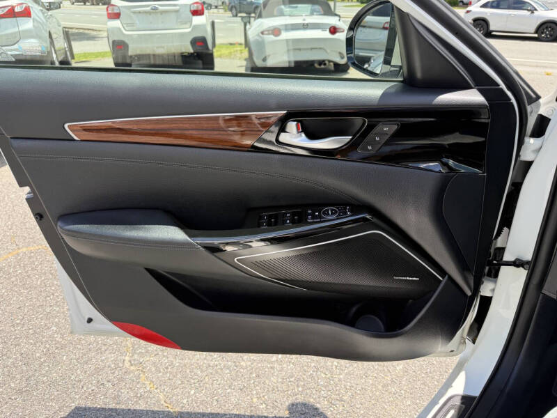 2017 Kia Cadenza Technology