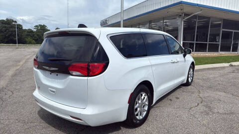 2023 Chrysler Voyager LX