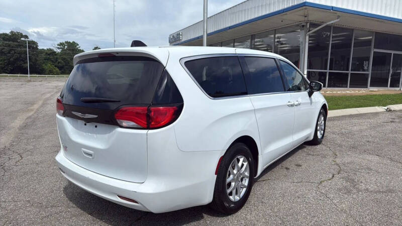 2023 Chrysler Voyager LX