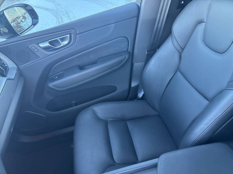 2025 Volvo XC60 B5 Core Dark Theme