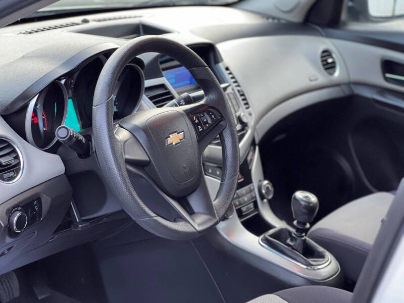 2013 Chevrolet Cruze LS Manual