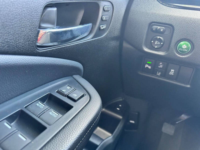 2022 Honda Pilot Touring w/Rear Captain's Chairs