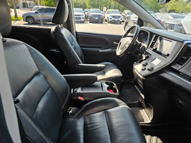 2017 Toyota Sienna SE 8-Passenger