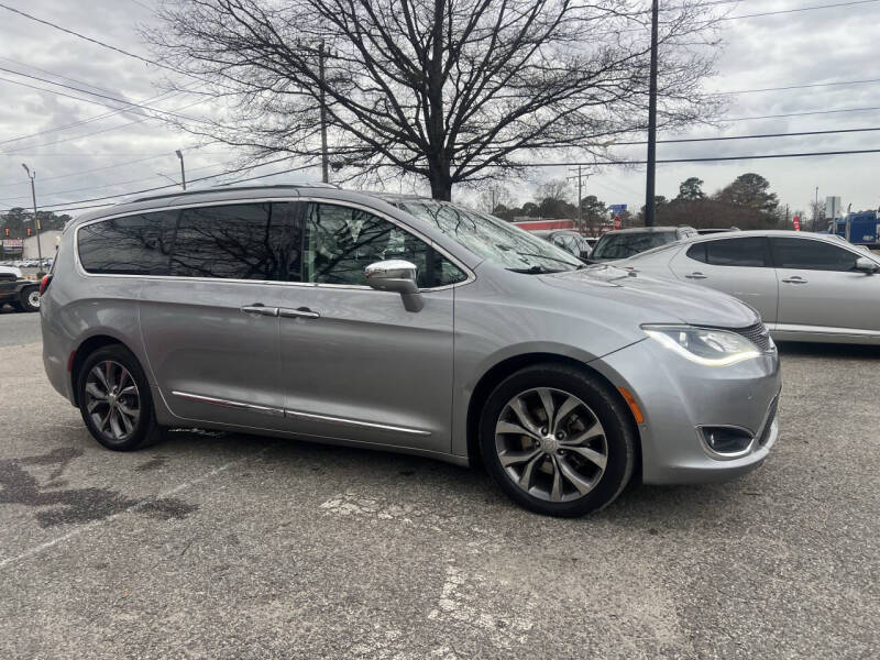 2018 Chrysler Pacifica Limited's photo