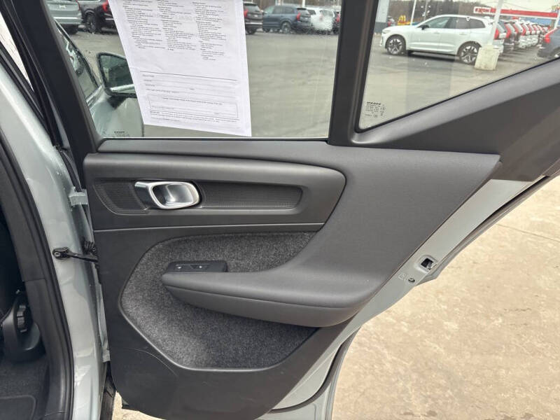 2025 Volvo XC40 B5 Core Bright Theme