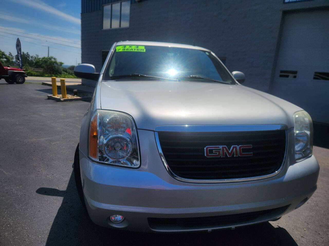 Silver 2011 GMC Yukon XL SLT 4x4 SLT 4dr SUV 2