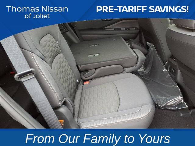 2025 Nissan Pathfinder SV