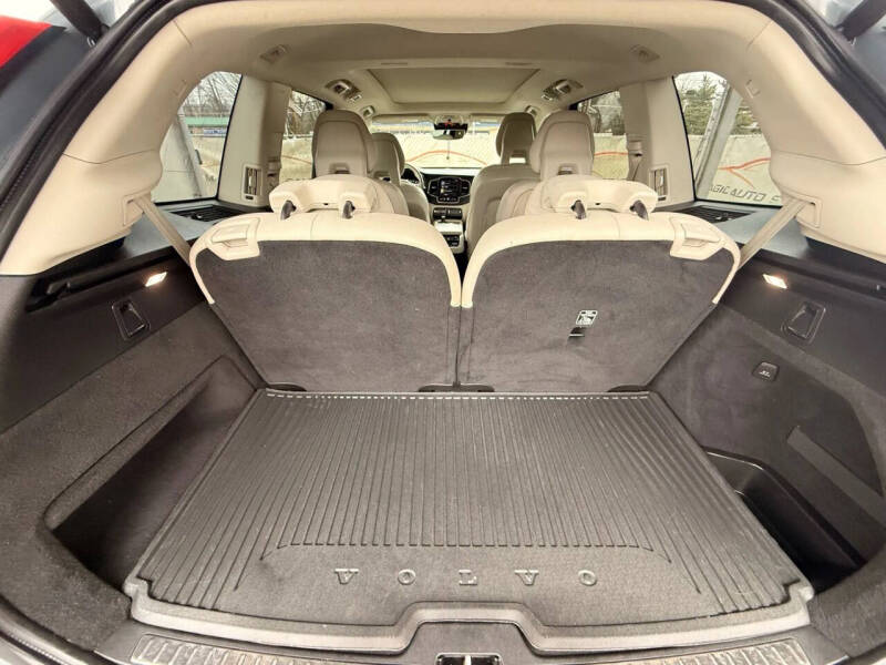 2020 Volvo XC90 T6 Momentum 6-Passenger