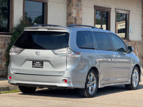 2013 Toyota Sienna SE 8-Passenger