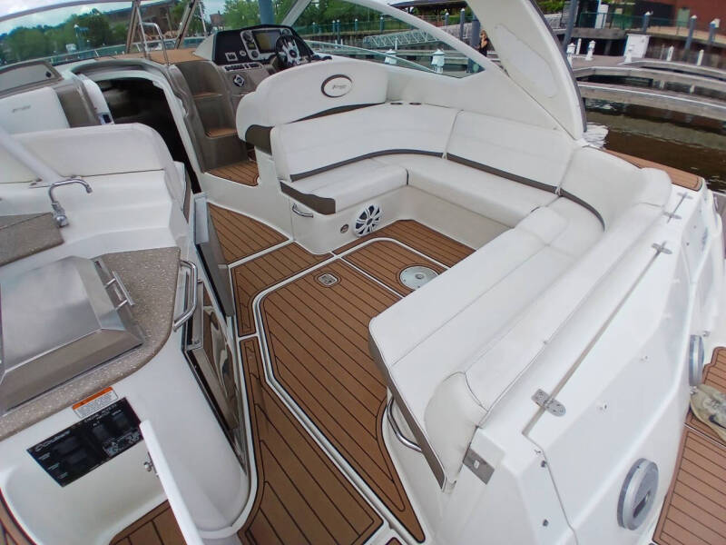 2012 Cruisers Yachts 380 Express