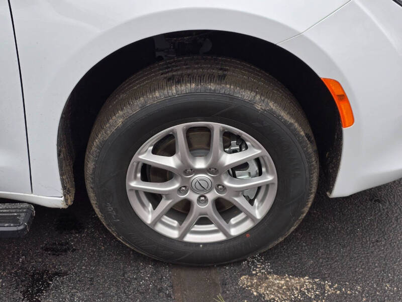 2025 Chrysler Voyager LX