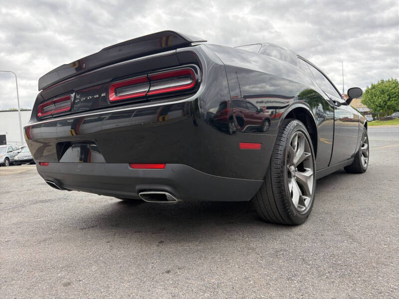 2017 Dodge Challenger SXT Plus