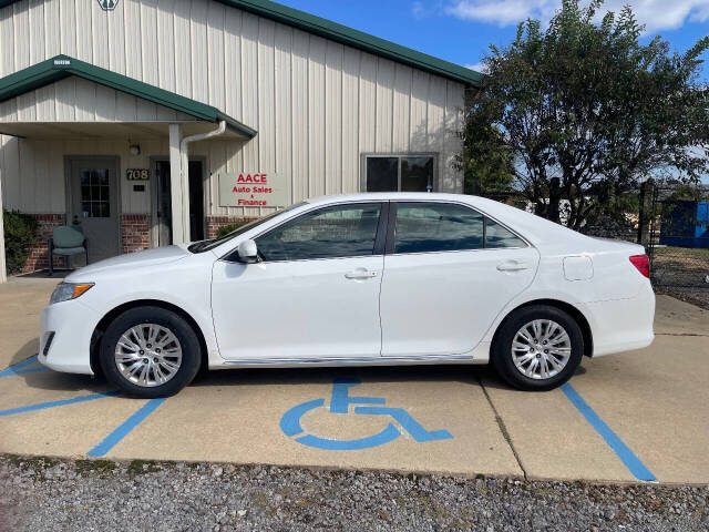 2014 Toyota Camry SE's photo