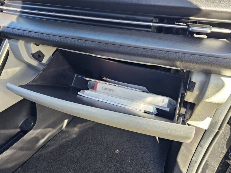 2024 Kia Carnival SX