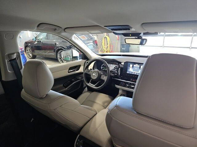 2025 Nissan Pathfinder SL