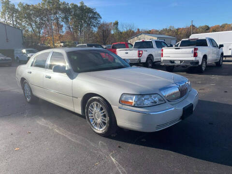 2006 Lincoln Town Car for sale at Lakeside Auto Mart in Elizabethtown KY