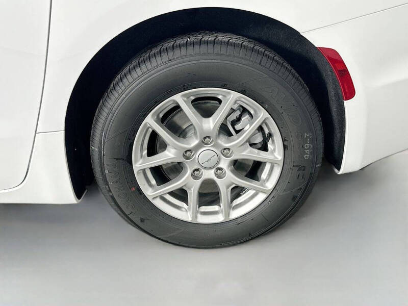 2027 Chrysler Pacifica Select