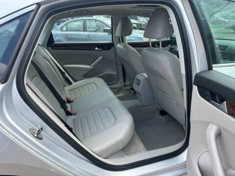 2012 Volkswagen Passat SEL