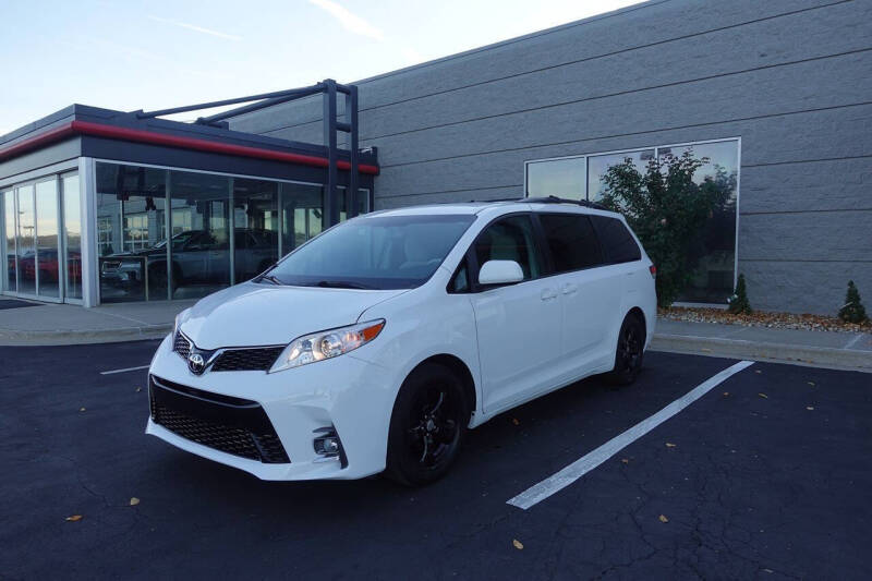 2014 Toyota Sienna LE's photo