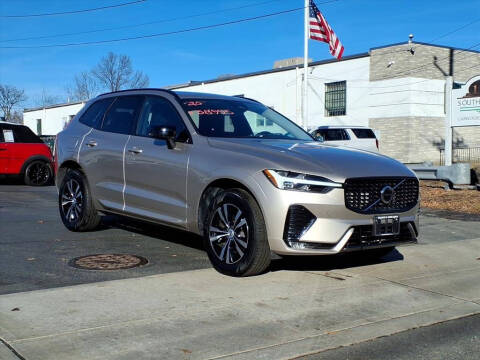 2025 Volvo XC60 B5 Core Dark Theme