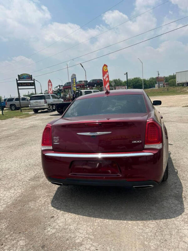 2018 Chrysler 300 Touring photo 4