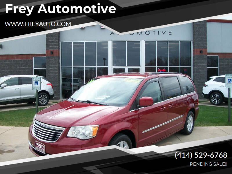 2011 Chrysler Town & Country Touring's photo