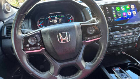 2022 Honda Pilot Touring w/Rear Captain's Chairs