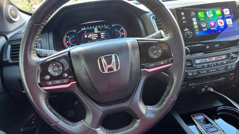 2022 Honda Pilot Touring w/Rear Captain's Chairs